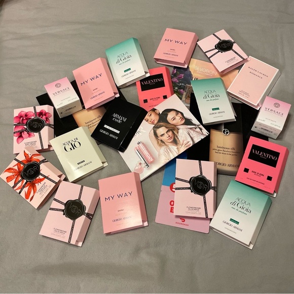 MACY'S GIFT BOX Bundle of Random Mixed Samples Designer Fragrances Make-up 5pcs - Picture 1 of 3